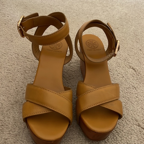 Tory Burch Almita wedge sandal. - Picture 8 of 8